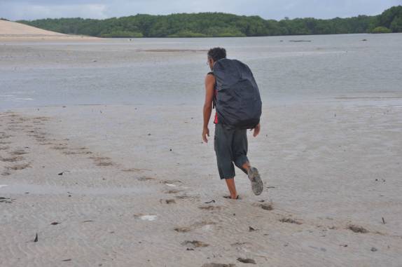 Difícil caminhanda chegando na Ilha de Lençóis, nas Reentrâncias Maranhenses - MA